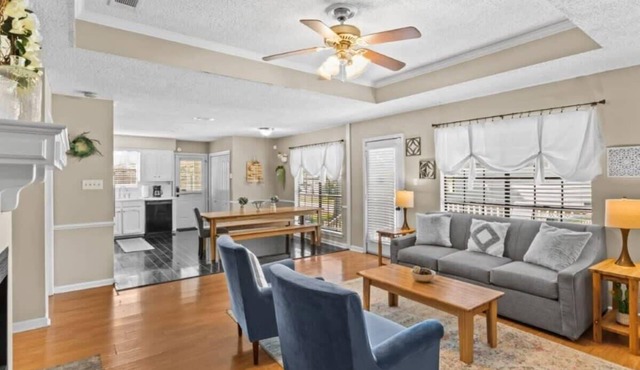 10 Mins to Tiger Stadium! South Burbank Bungalow
