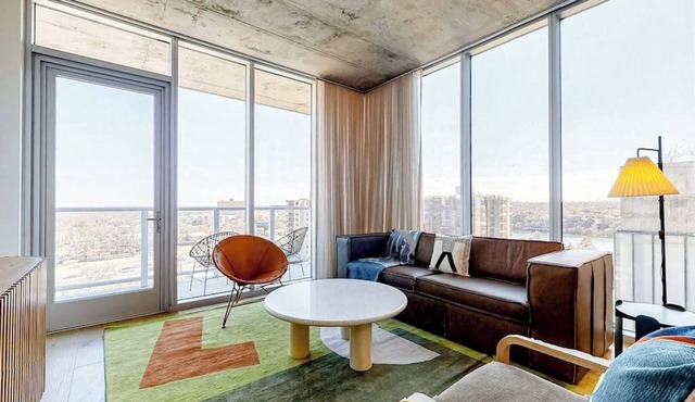 13th floor corner condo, lake-view balcony, rooftop pool & gym, dog-friendly in Austin