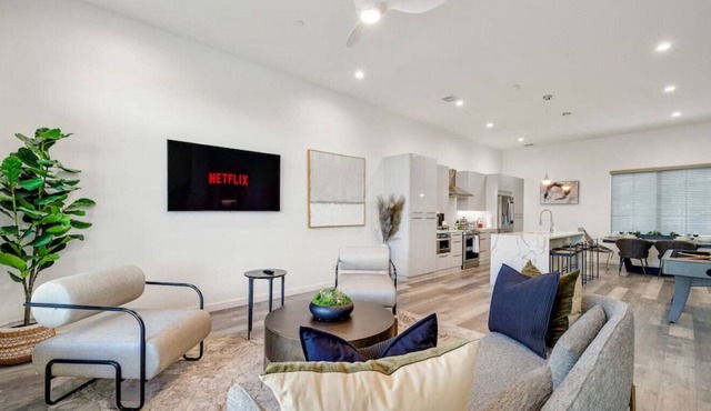 1721 Lear · Upscale, Central & Fun! ~ Rooftop Terrace ~ Garage in Dallas