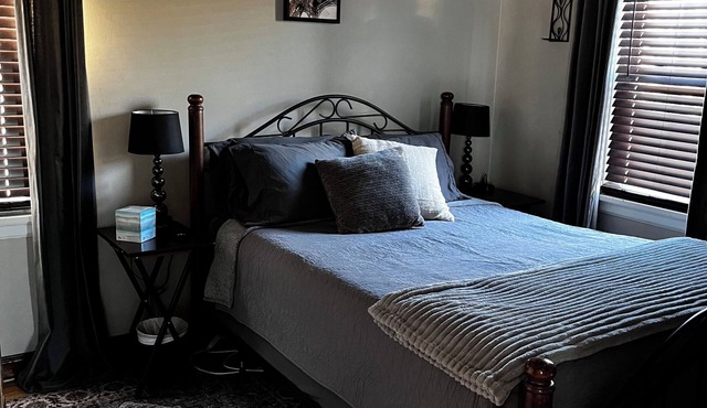 1BR Pro Flat + Office; near Hospitals. Garage + Yard