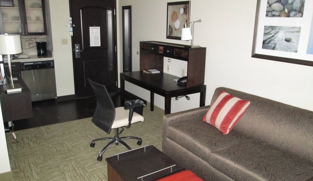 1BR Suite w/2 Doubles | Free Breakfast + Pool in Bowling Green