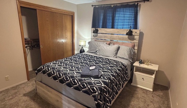2-bedroom townhome in tranquil South Milwaukee with AC