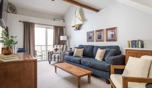 2-Bedroom Townhouse Next to TART Trail & Close to Downtown TC!