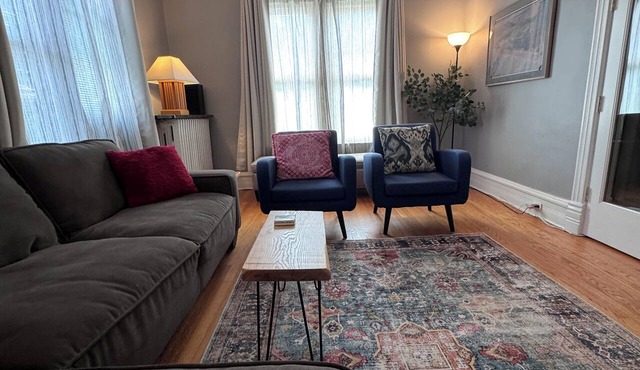 2-BR central Oak Park flat+near FLW homes+near trains to Chicago+pets ok+parking