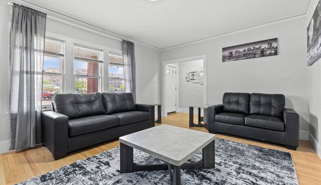 2 BR | Fully Equipped Home in Dearborn