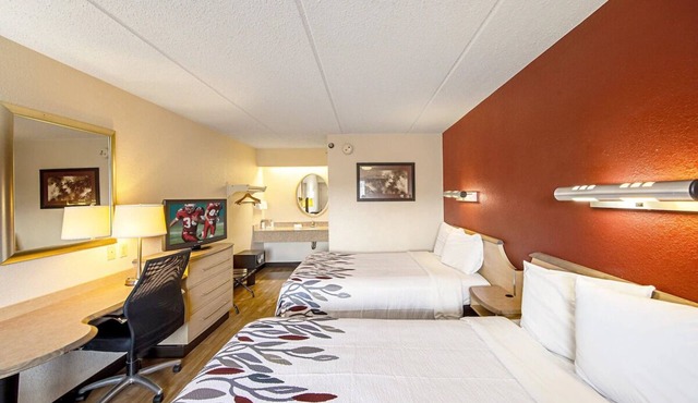 2 Comfortable Stays Nearby Canton’s Best Shopping and Dining Spots in North Canton