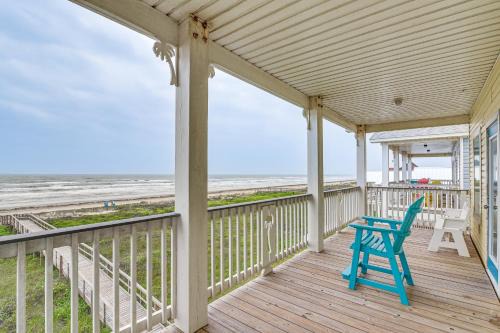2 Decks, Patio & Views: Beachfront Texas Retreat in Surfside Beach