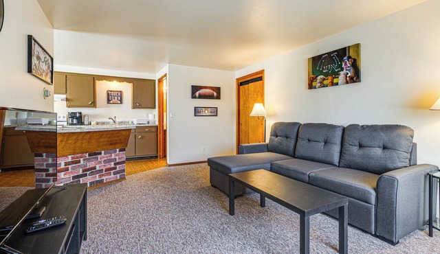 2 Mi to Dwtn Green Bay: Ideally Located Townhome!