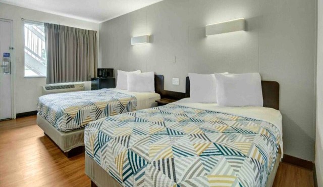 2 Queen Beds | Smoking