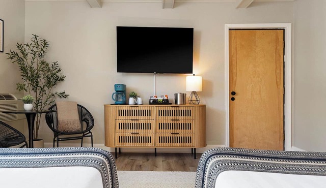 2 Queen Room Near Torch Lake | Perfect for Families & Groups