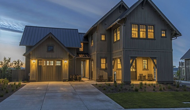 24-hr staff ~ Group friendly ~ close to nature + downtown ~ wifi ~ W/D ~ Bend in Bend