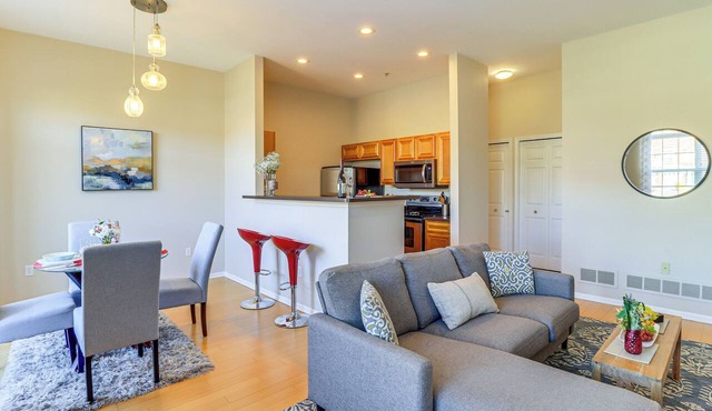 25 Mi to Detroit: Townhome w/Smart TV!