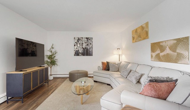 2BR/1BA Apt w/Modern Amenities Rogers Park + Free Parking