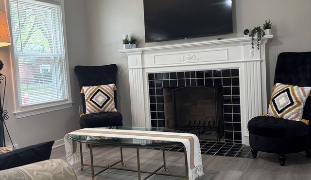 2BR 3 Queen Kitchen Safe & Quiet 10 min from DWNTN smart’s tv wifi AC
