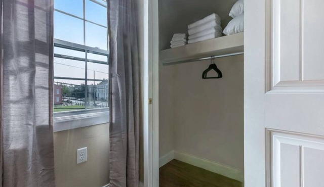 2BR Cozy condo Steps from ST Charles in New Orleans