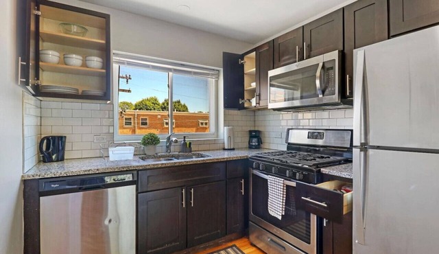 2BR Modern & Comfy Apt in Rogers Park near Dining! in Chicago