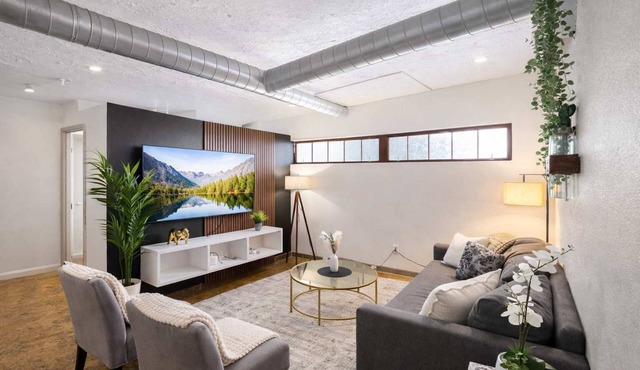 2BR River Market Loft for 6 - WiFi Available