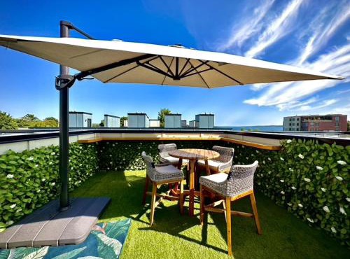 2BR Suncatcher Downtown Rooftop Steps to Beach