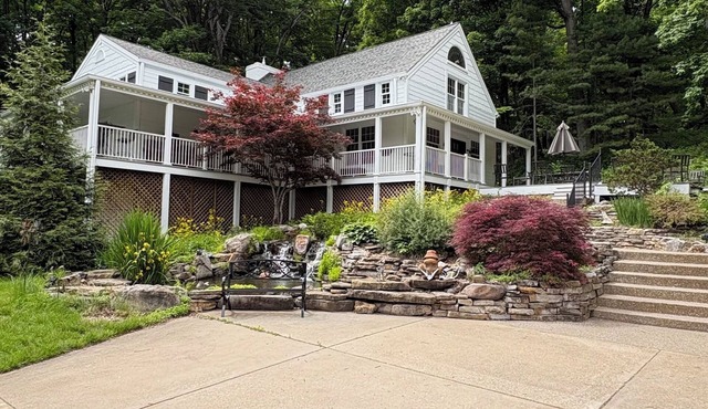 3+ acres, fast wi-fi, garage parking, Koi pond