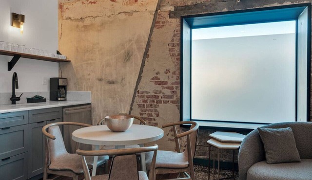 3 Bedroom Apartment, French Quarter, Rooftop Pool, Streetcar Access