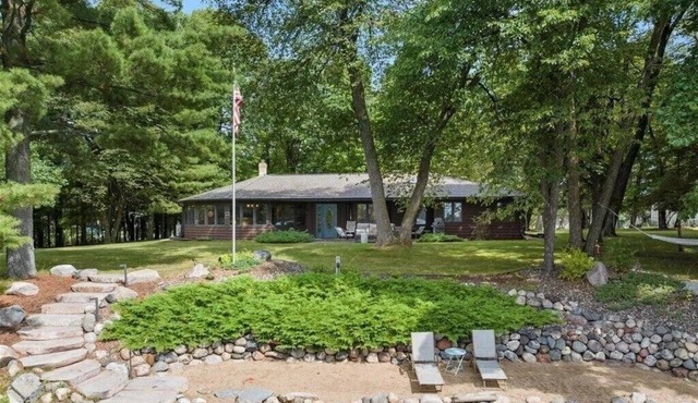 3-bedroom cabin + adjacent 5-bedroom log cabin on Rush Lake.