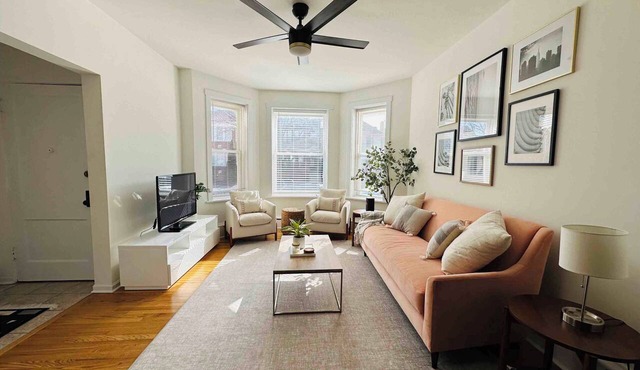 3 Bedroom Chicago Apartment w/Large Kitchen & In-Unit Laundry