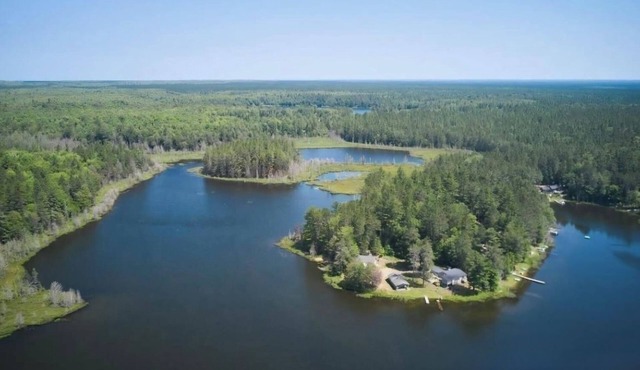 3-bedroom lake house minutes from Pictured Rocks boat cruises and Munising!