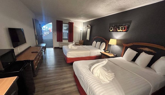 3 Charming Getaway Rooms | Free Parking & Breakfast | Arcade & Parks Nearby