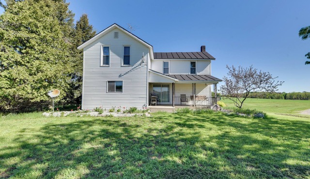 3 Miles to Torch Lake! Farmhouse w/Vineyard View
