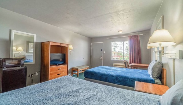 3 Practical and Clean Rooms w/2 Full Beds Travel-Friendly Amenities for Guest in Polk County