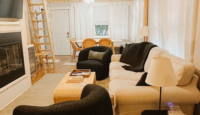 3BR 2b New Buff cottage dogs ok, steps to dwntn restaurants&shops, walk to beach