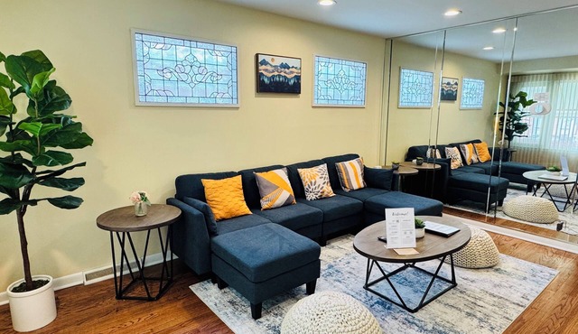 3BR Vintage Apt Patio Walk to McKinley Park