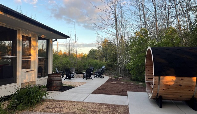 4 bedroom - 3 bath bike to downtown Sister Bay, Door County.