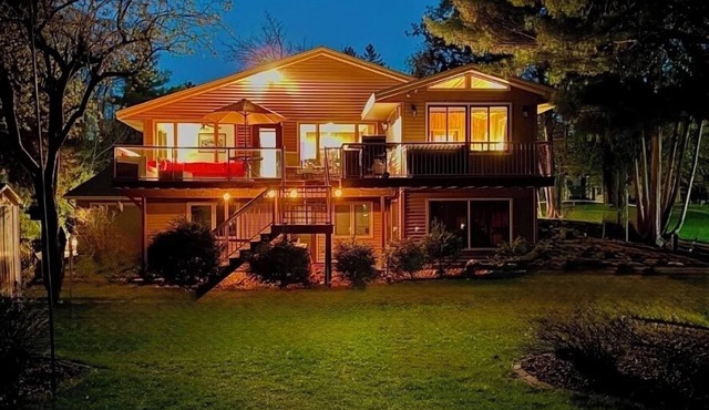 4 BEDROOM HOME ON THE MISSISSIPPI RIVER.