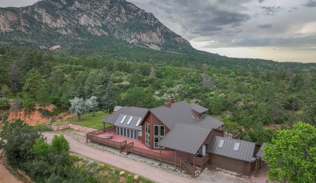 4BR 4BA multi-family with multiple outdoor & indoor living spaces, hot tub, BBQ. in Colorado Springs