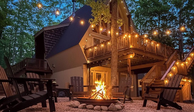 4BR A-Frame at Schuss Mtn | Torch Lake & Pool Access l Sleeps 11 in Bellaire