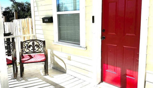 5 Mins From Airport! Cute Remodeled Historical Home