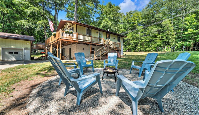 5 Star Duck Lake Escape, Dock, Game Room + Kayaks, Close to Traverse City
