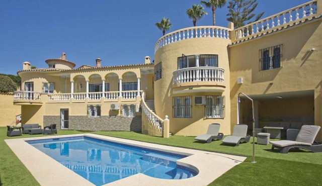6 Bedroom Villa VK, Heated Pool,Sleeps 16 in Mijas Costa