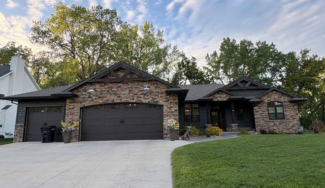 6 mile to EAA - 5min from Lifest! 3 bed homewith Hot Tub and work out room!