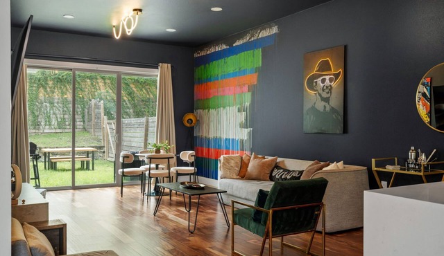 6BR East Austin Complex - Sleeps 20 - Pet Friendly in Austin