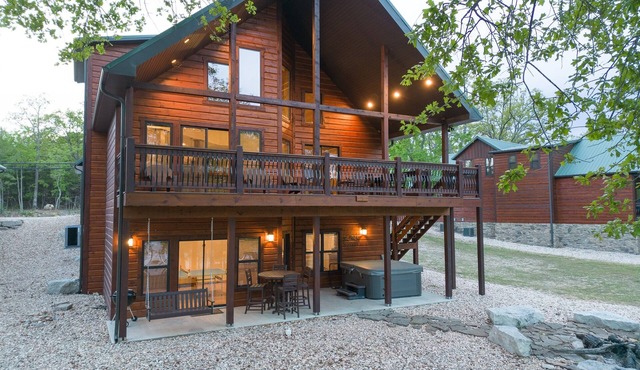 7BR Waterfront Haven w/Hot Tub + Slip in Branson