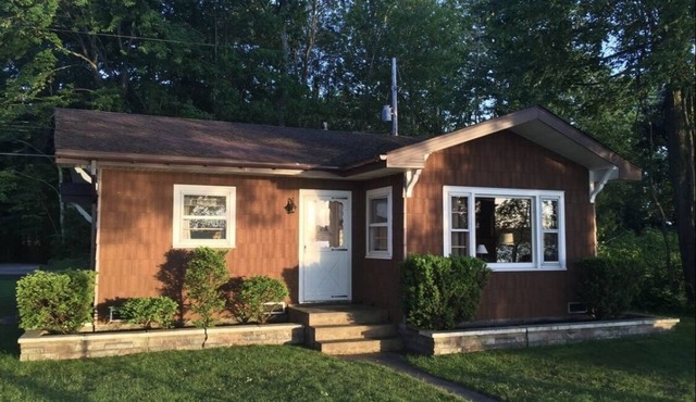 A peaceful little lakefront house on the sunset side of Bass Lake!
