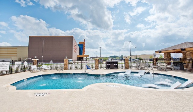 Accessible 2BR Suite, King + 2 Queens, Tub in Humble