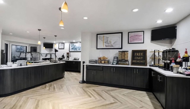 Accessible 2BR Suite | Roll Shower & Hot Breakfast