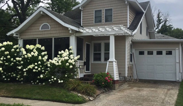 Adorable Beach Bungalow - Awesome location! Walk to beach and town!