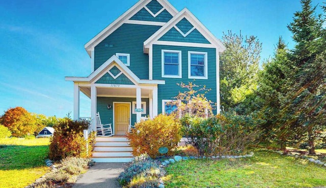 Adorable farmhouse style home with washer/dryer, central AC, deck - near lake