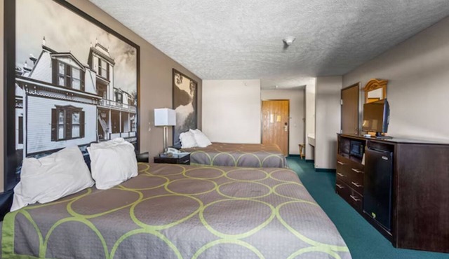 Adventure Hub Near Peoria & Bloomington | Affordable El Paso Stay w/Parking