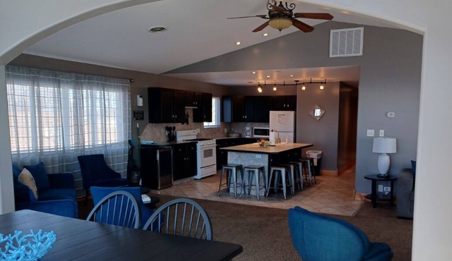 Alexander’s Landing Penthouse - Lakefront, Balcony, and Room to Relax