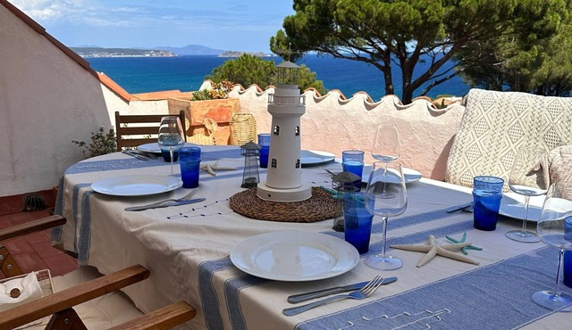 Apt. Pals Beach/Begur with views of the Medes Islands.quiet area.community pool in Sa Riera